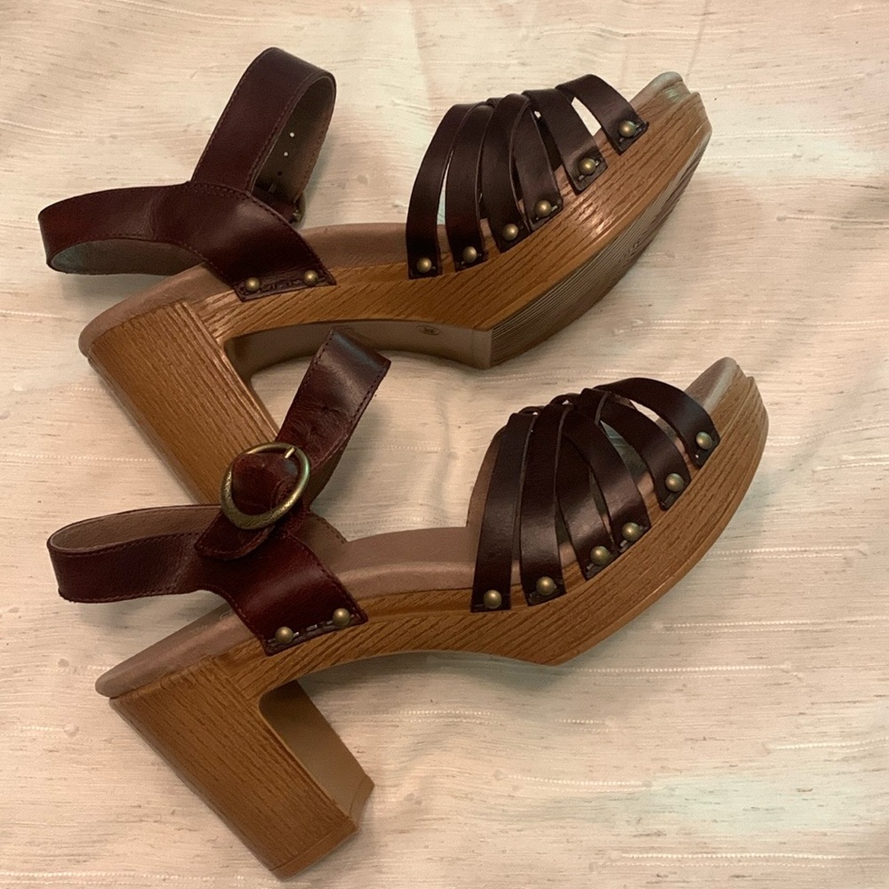 Dansko crisscross ladies leather upper sandals!